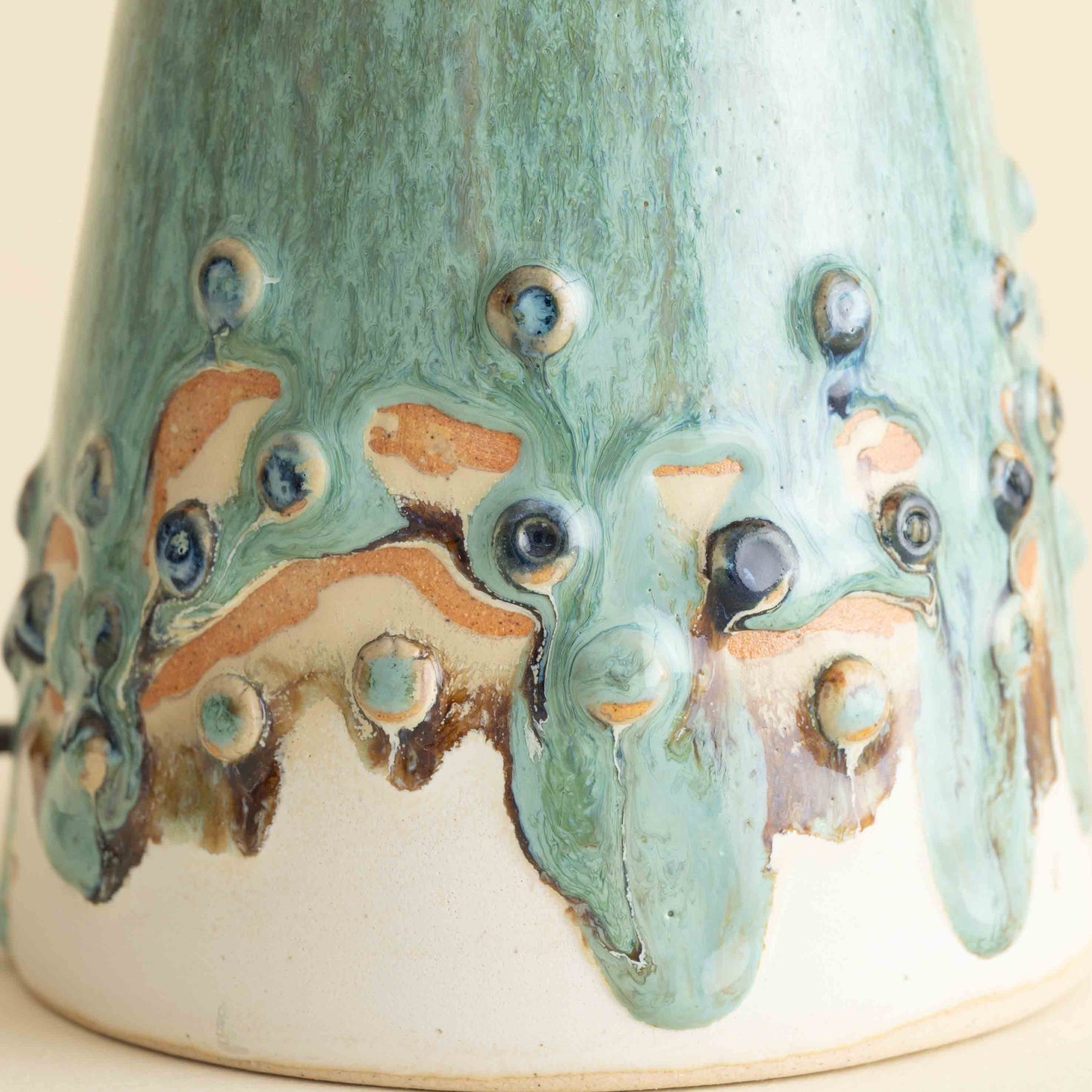 Sravantī Laghu Table Lamp (Stone Tide)