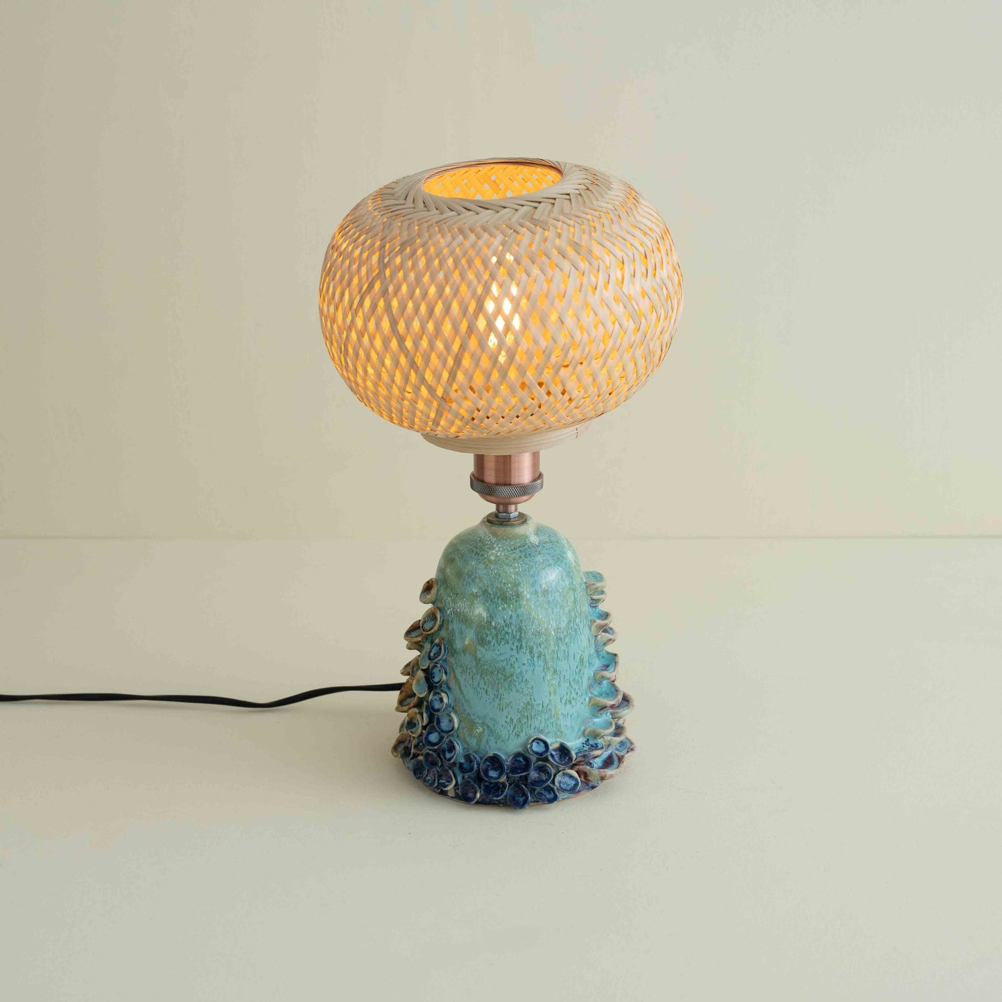 Pravāla Table Lamp
