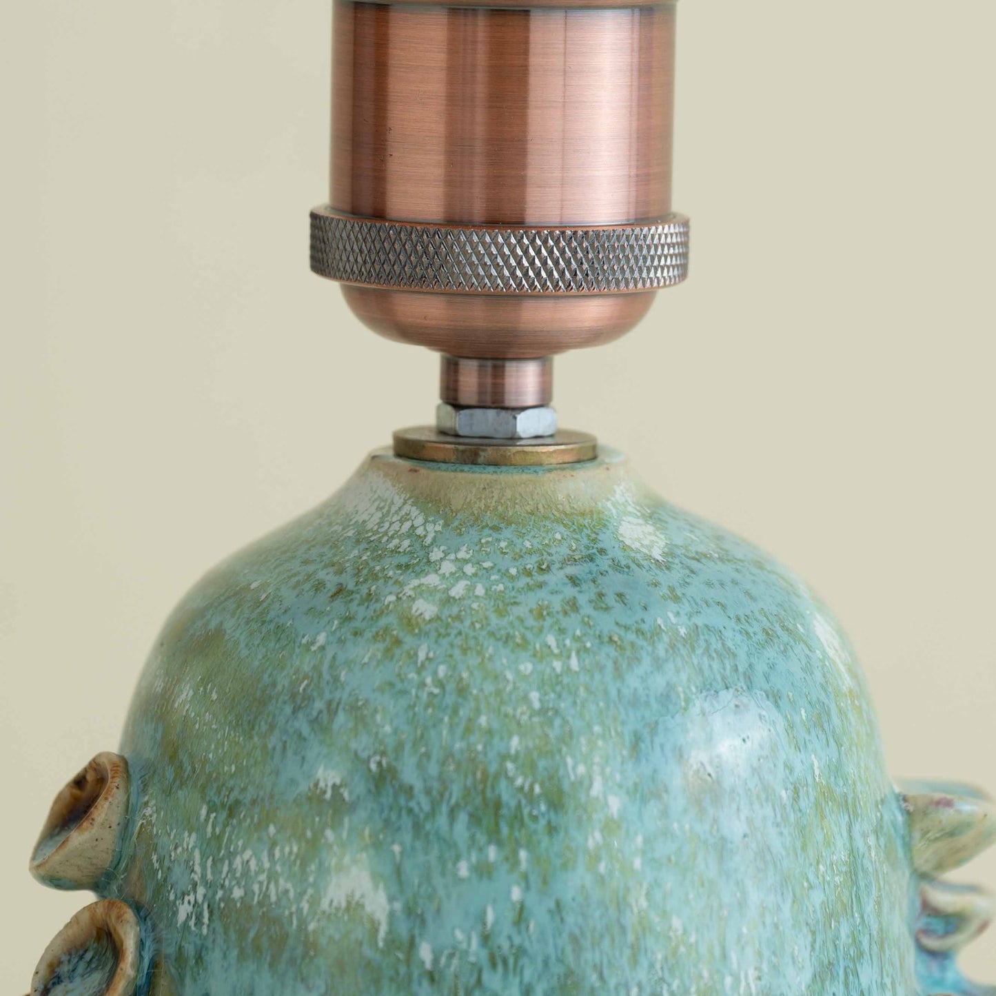 Pravāla Table Lamp